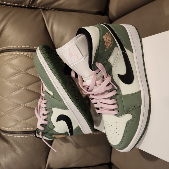 Jordan 1 Mid - Picture 3 of 8